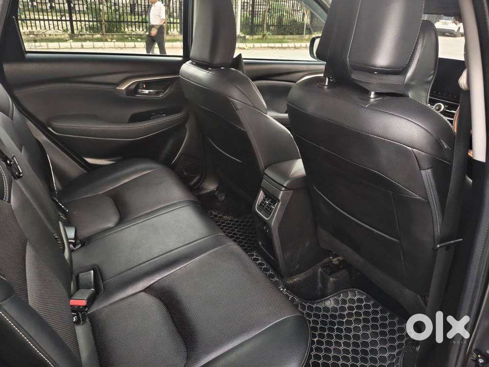Maruti Suzuki Grand Vitara 1.5 Alpha Plus Intelligent Hybrid Ecvt, 2..