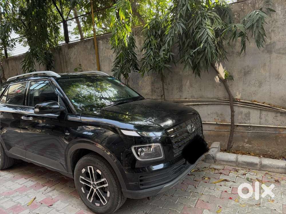 Hyundai Venue 2022 Petrol 25000 Km Driven