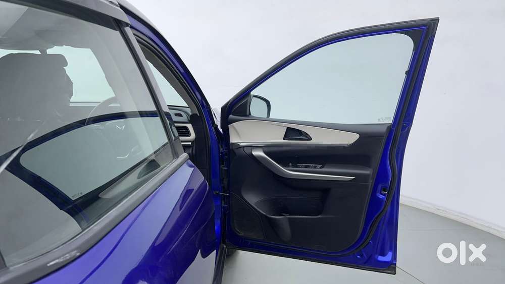 Mahindra Xuv700 2.0 Ax 5 Petrol Mt 7 Str, 2021, Petrol