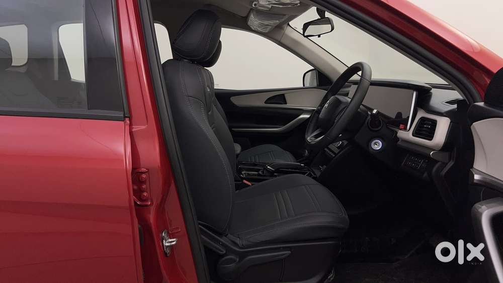 Mahindra Xuv700 2.0 Ax 3 Petrol At 5 Str, 2022, Petrol