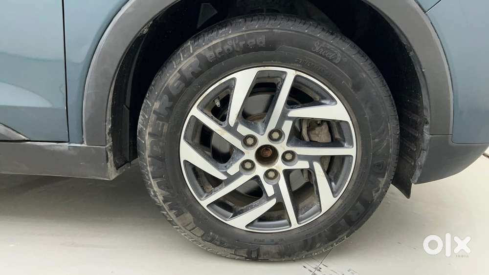 Mahindra Xuv300 1.2 W8 (o) Amt Petrol, 2022, Petrol