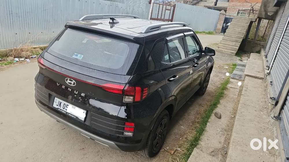 Hyundai Venue 2025 Petrol 6000 Km Driven