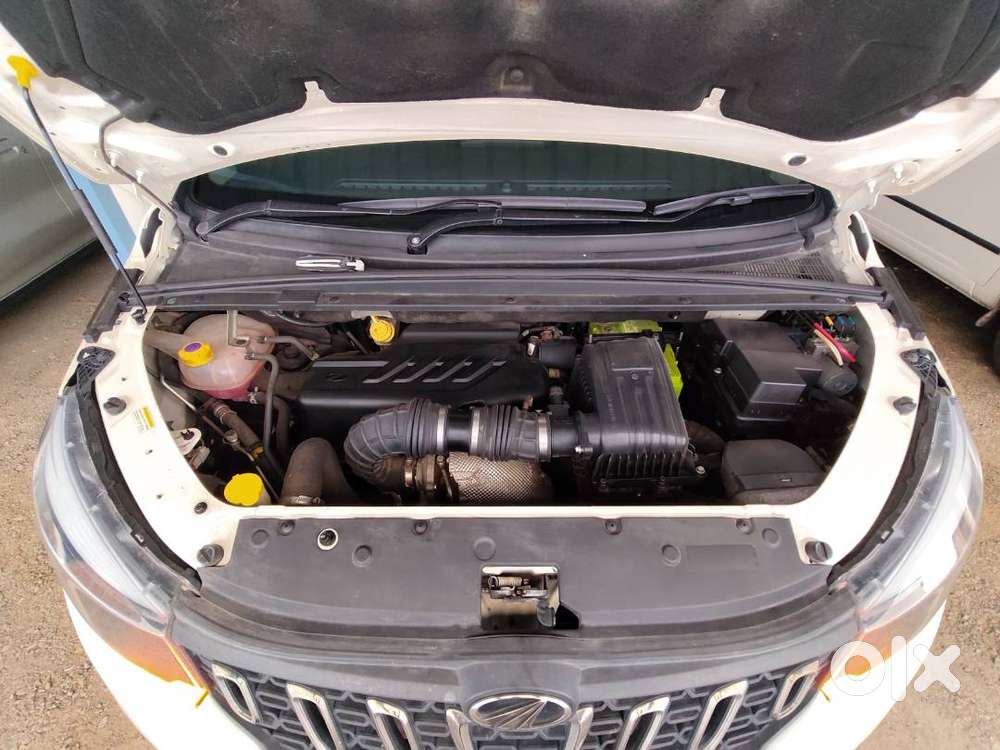Mahindra Marazzo M6 2019 (pearl White)