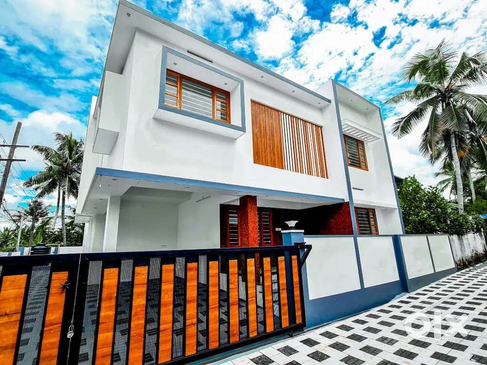 Sreekariyam loyola cheruvaikal 6cent 4bhk redbrick 2600sqft teak wood