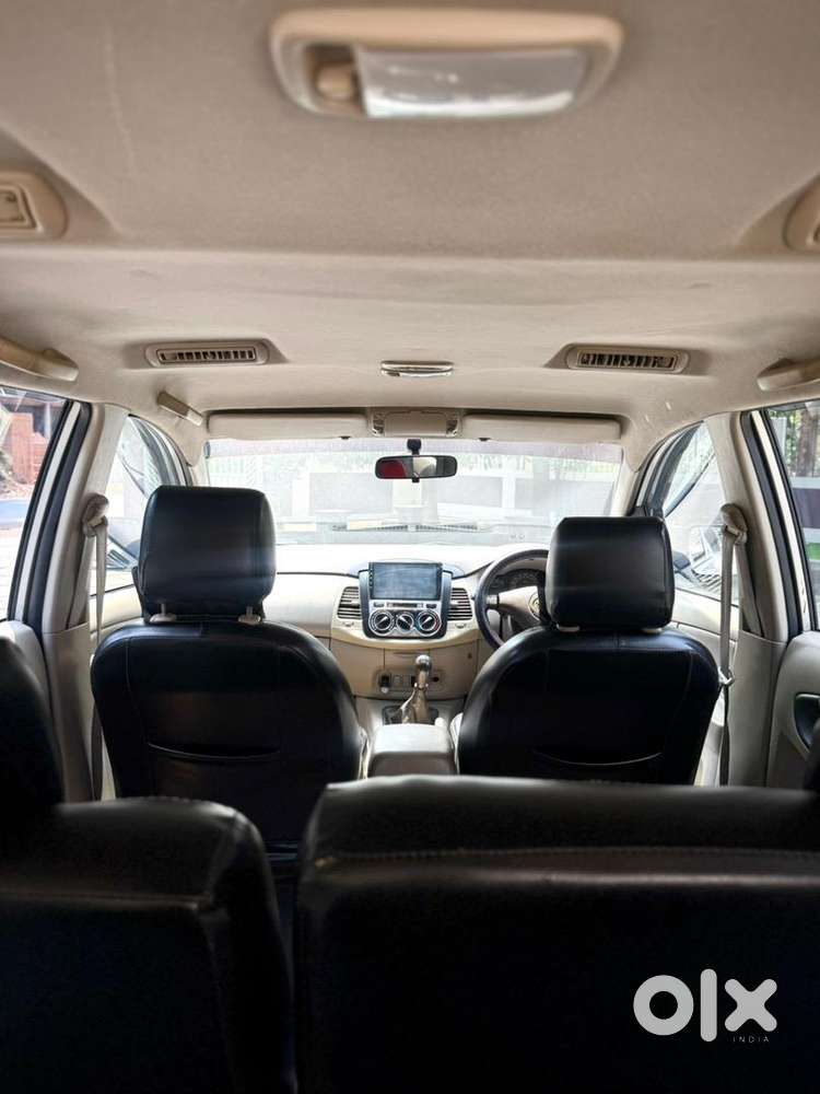 Toyota Innova 2010 8 Seater