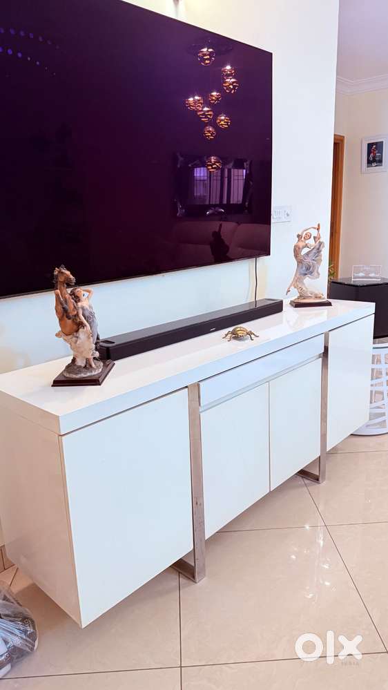 TV console . 7 years old, 180 cms long
