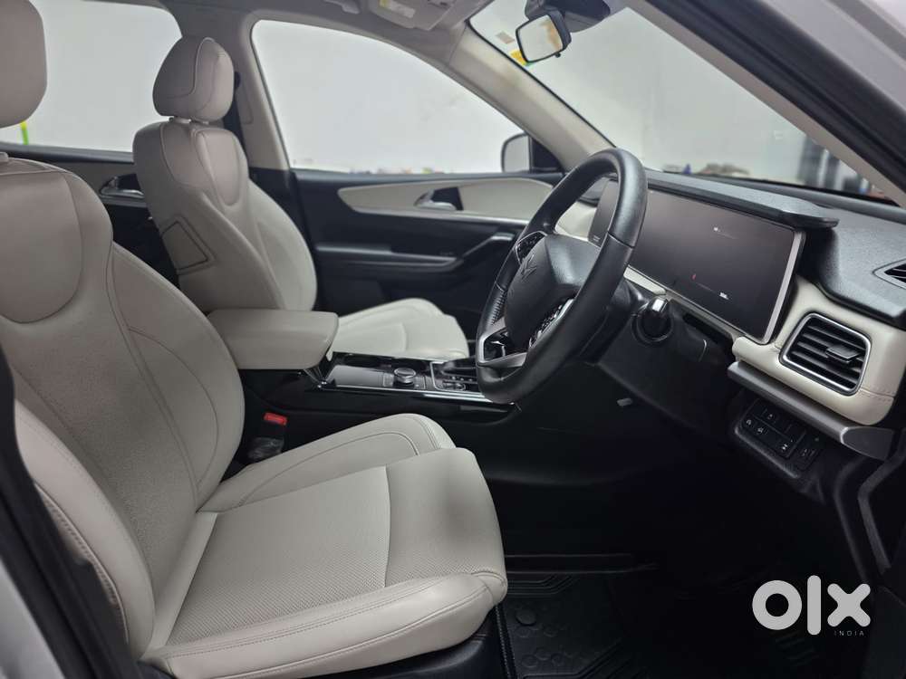 Mahindra Xuv700 2.2 Ax 7 Diesel At Luxury Pack Str Awd, 2023, Diesel