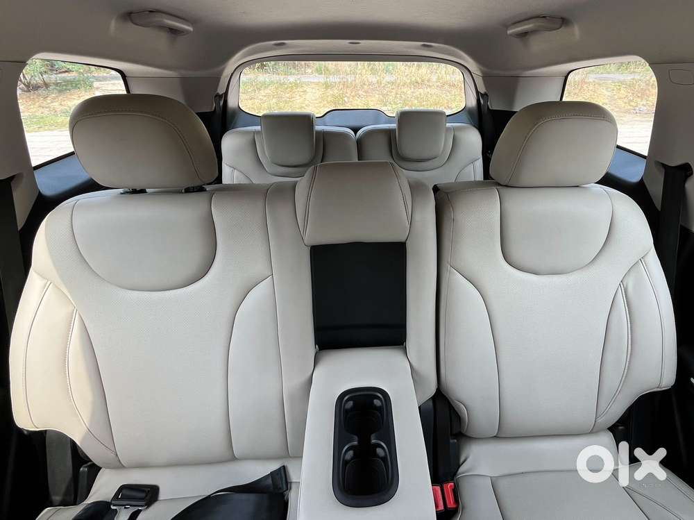 Mahindra Xuv700 Ax 5 Petrol Mt 7 Str (e), 2023, Petrol