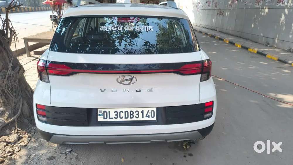 Hyundai Venue 2024 August Petrol, Only 8700 Km Driven. Price 750000