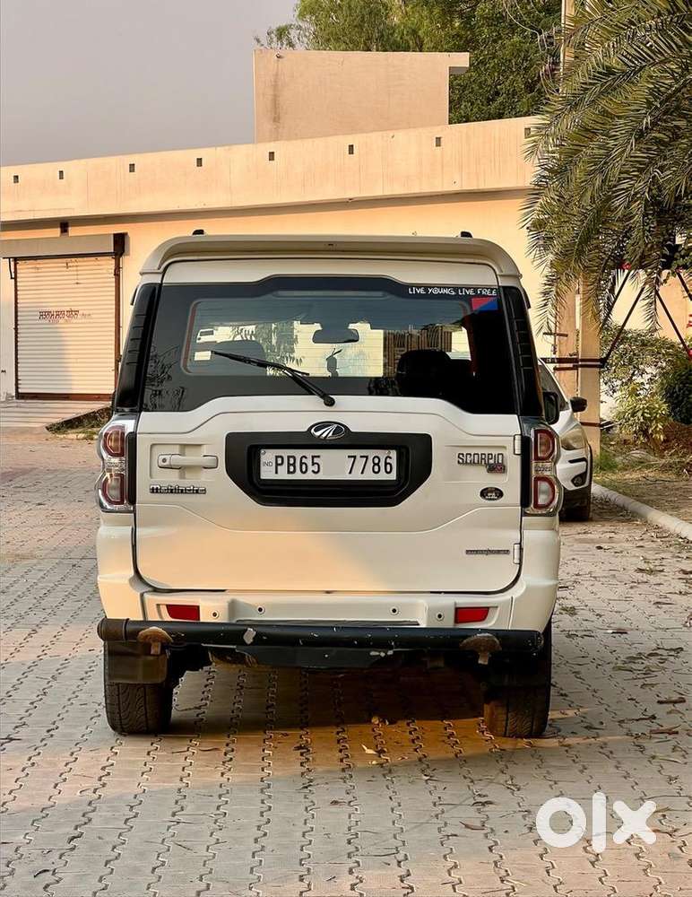 Mahindra Scorpio S10 Intelli Hybrid Diesel 2017