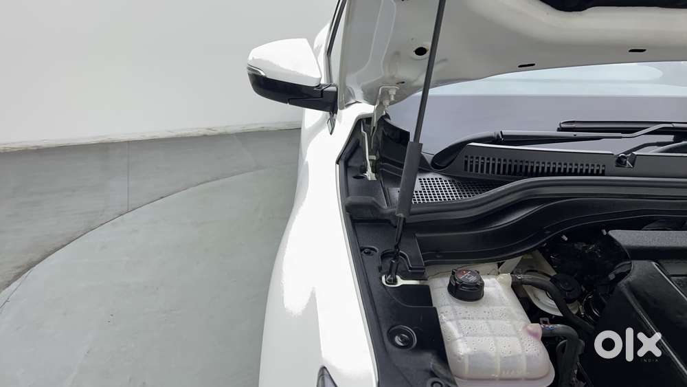 Mahindra Xuv700 2.0 Ax 7 Petrol At Str, 2024, Petrol
