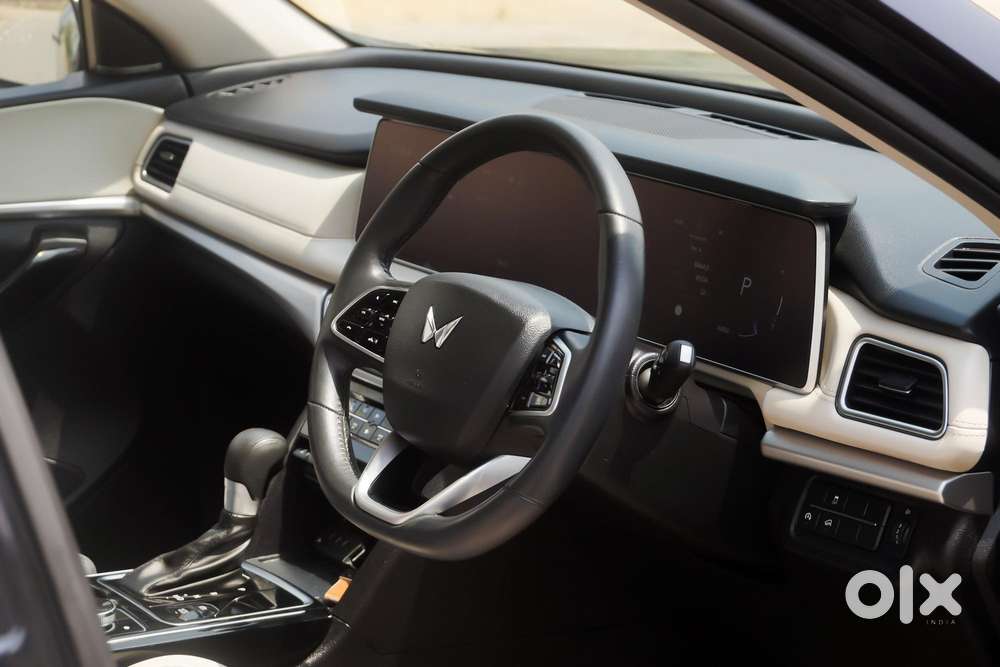 Mahindra Xuv700 Ax7l 6 Str At, 2023, Petrol