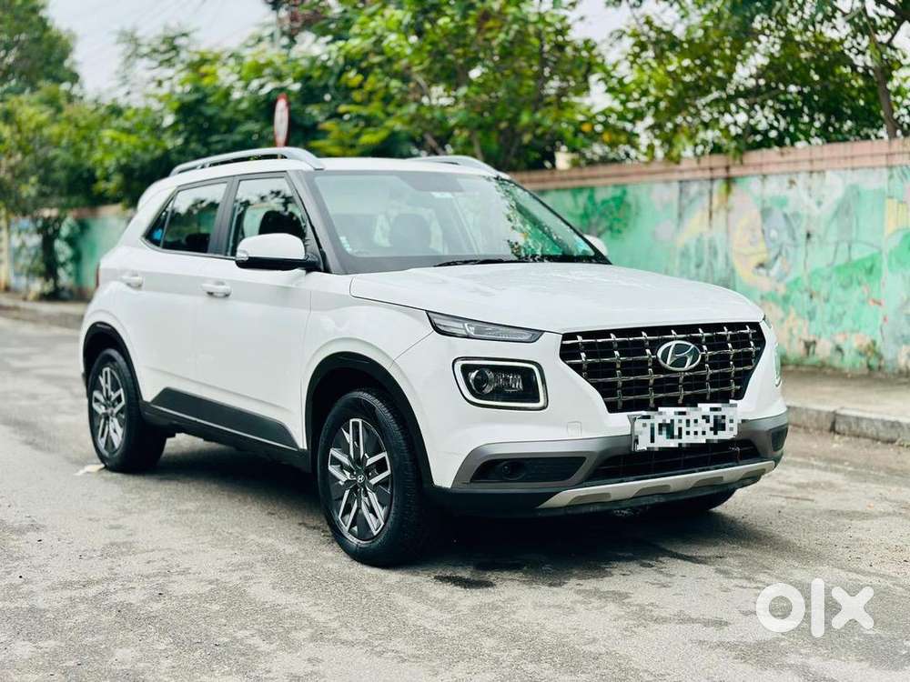 Hyundai Venue 2021 Petrol 18500 Km Driven