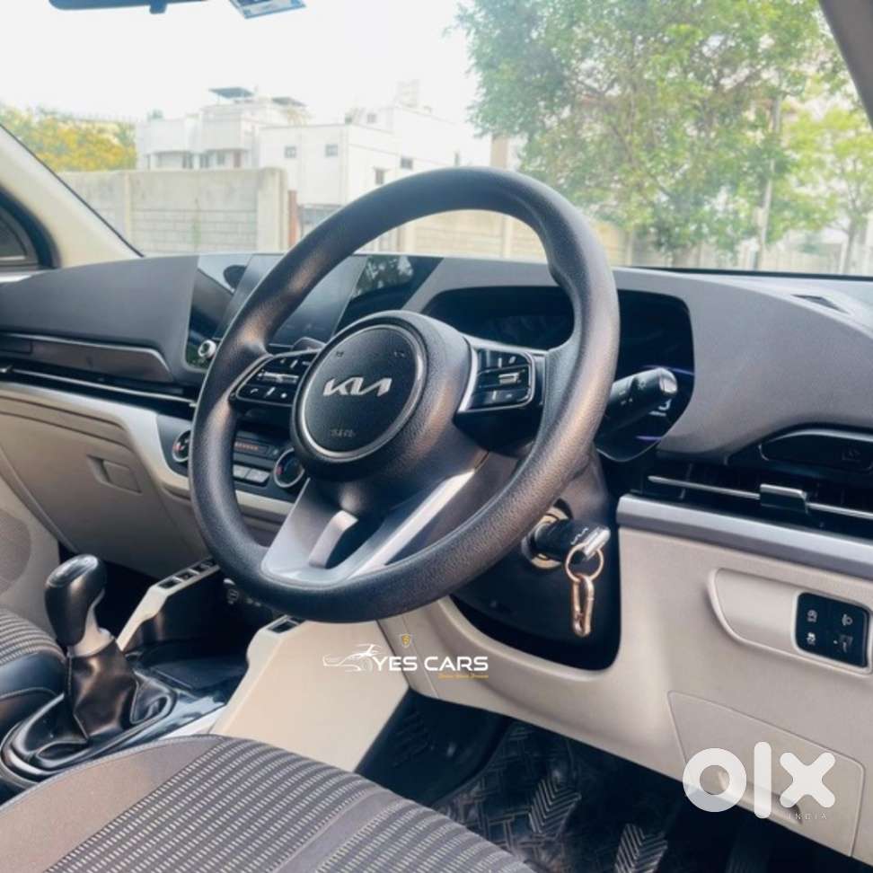 Kia Carens, 2023, Petrol