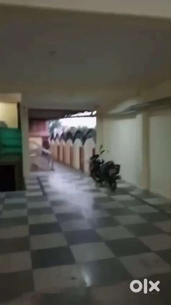 सारनाथ में 4 बिस्वा प्लस में बना होटल बिकाऊ है। रेट 5 करोड़