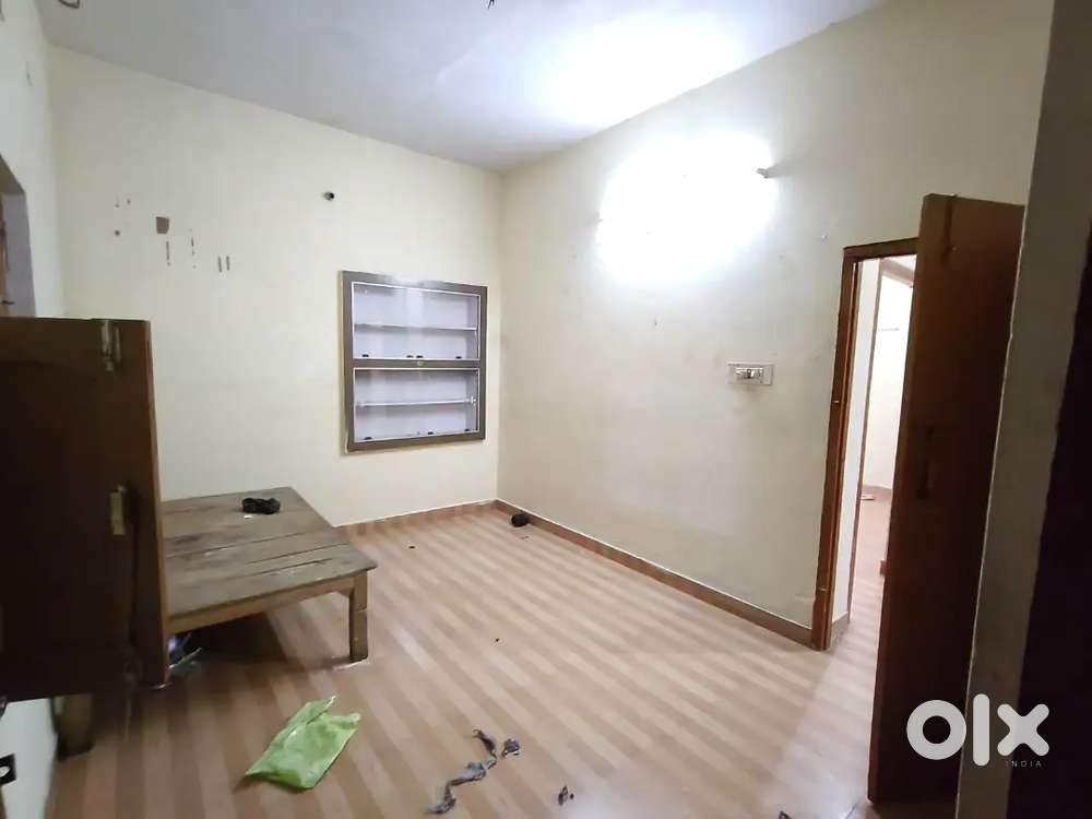 2BHK FLAT rent per dena h Ye room Vijay chowk per h