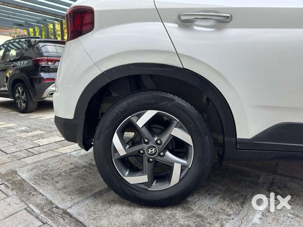 Hyundai Venue 2021 Petrol 18337 Km Driven Well Maintained