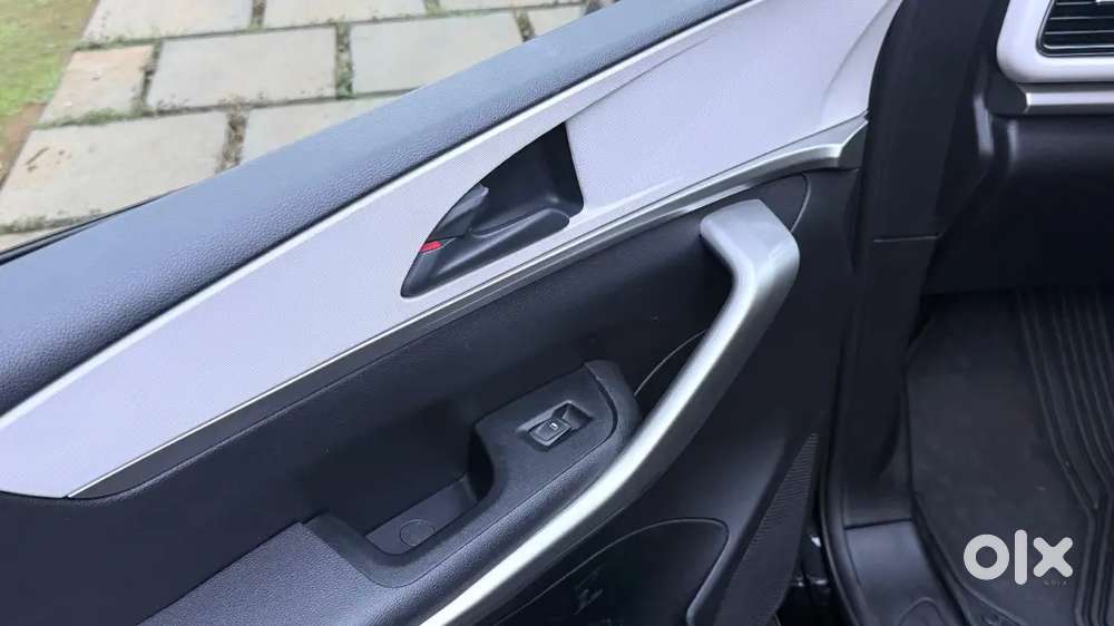 Mahindra Xuv700 2024 Petrol 15000 Km Driven 7 Seater