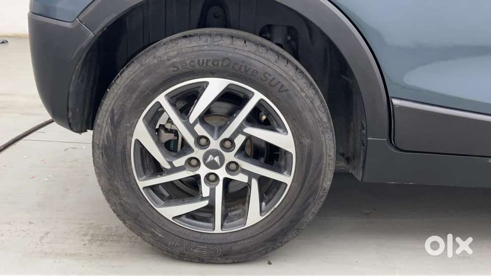 Mahindra Xuv300 1.2 W8 (o) Amt Petrol, 2024, Petrol