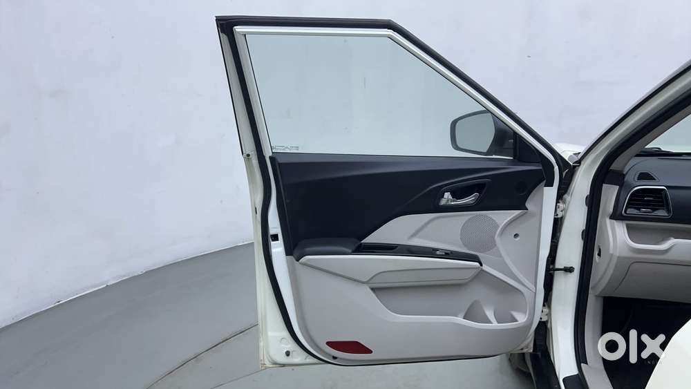 Mahindra Xuv300 1.2 W8 (o) Amt Petrol, 2023, Petrol