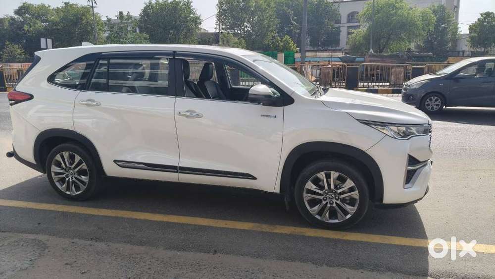 Toyota Innova Hycross 2.0 Zx Hybrid 7 Str, 2023, Petrol