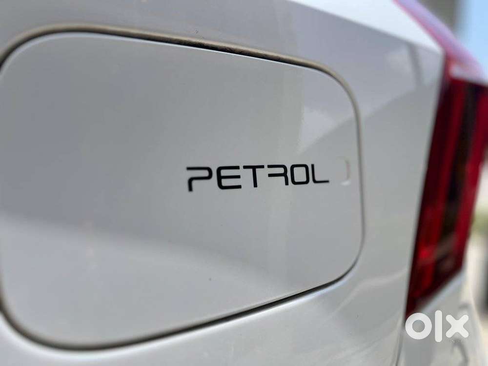 Mahindra Xuv700 2.0 Mx Petrol Mt 5 Str, 2022, Petrol