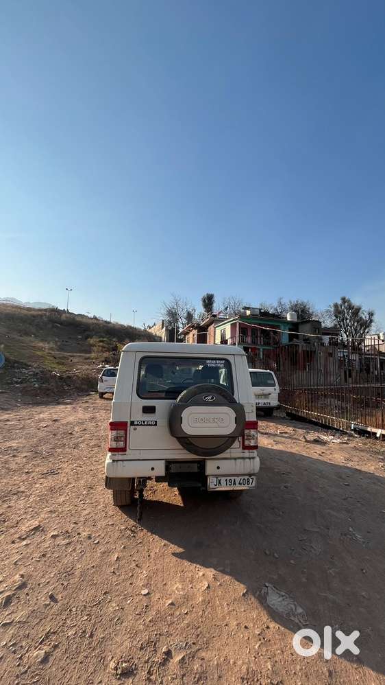 Bolero Bs6 Center Lock All Power Window Adjustable Seats