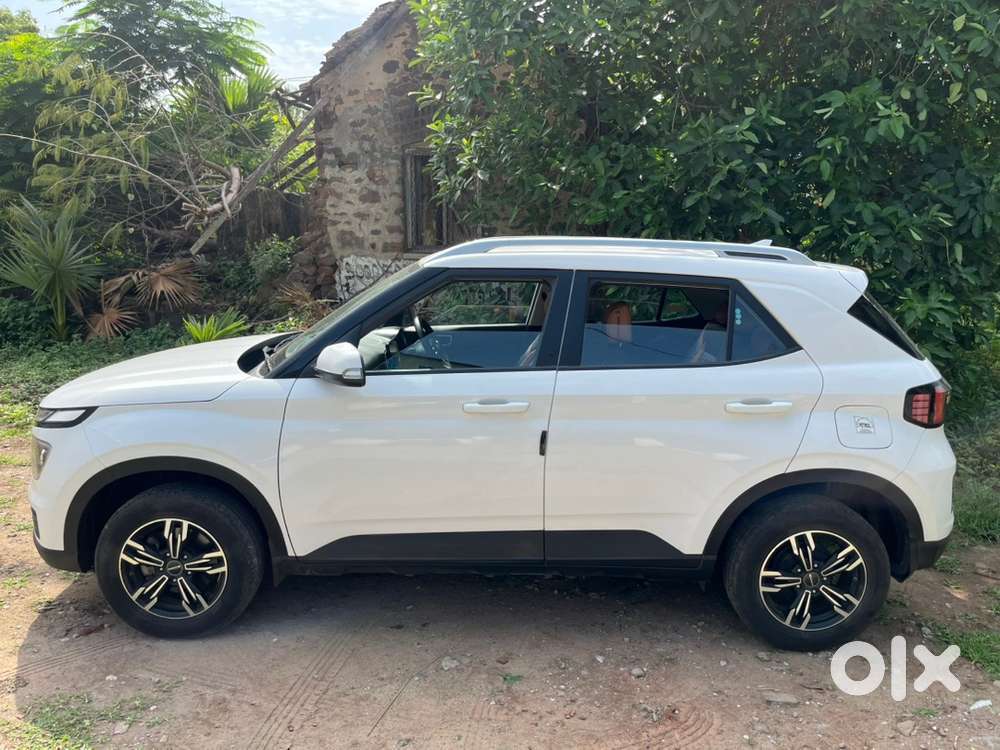 Hyundai Venue Petrol Manual 2024