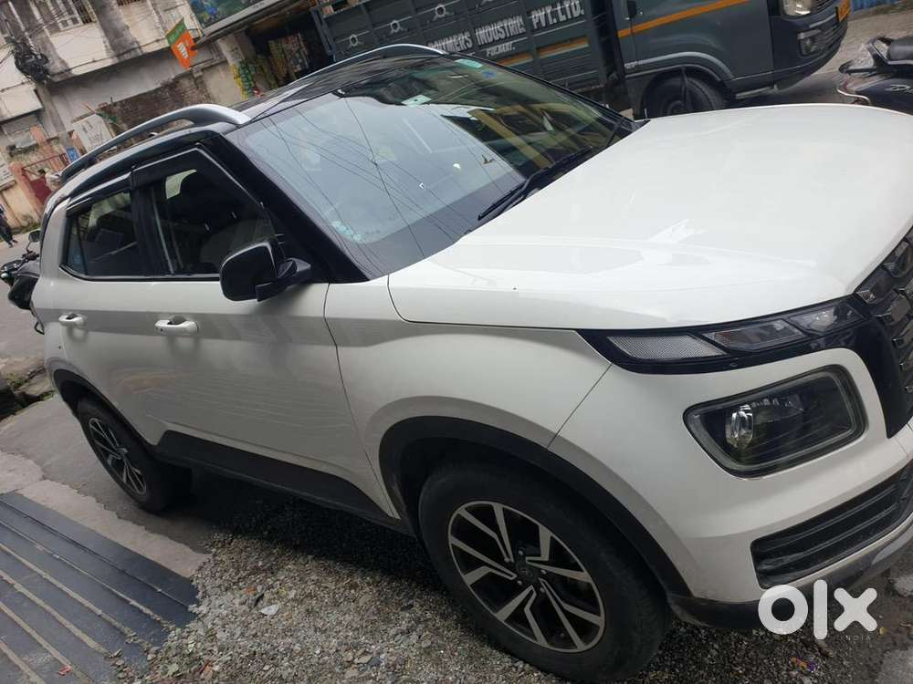 Hyundai Venue 2023 Petrol 27383 Km Driven