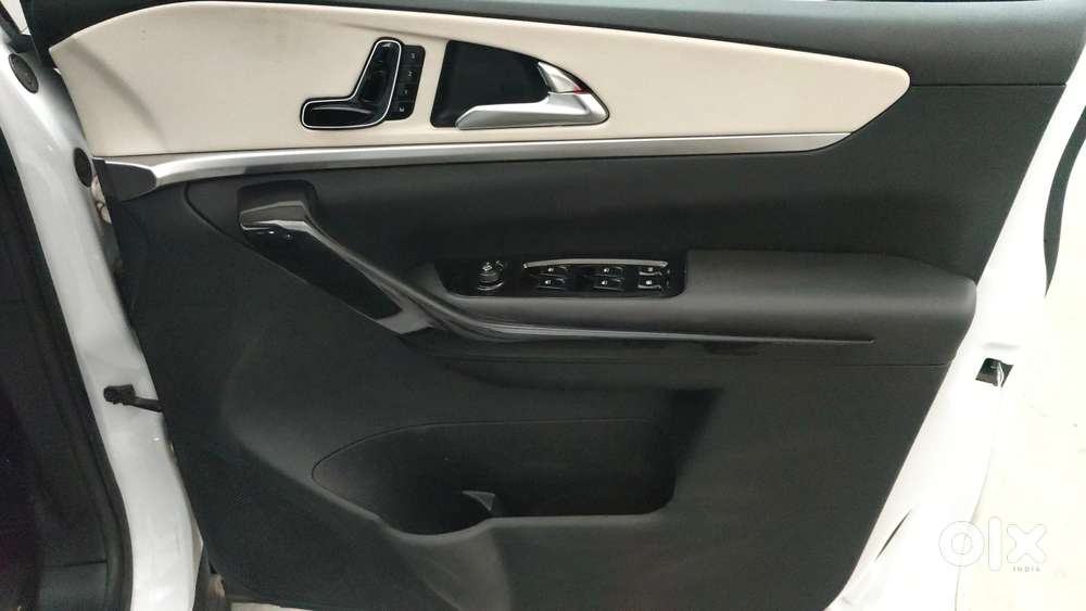 Mahindra Xuv700 2.0 Ax 7 Petrol Mt Str, 2025, Petrol