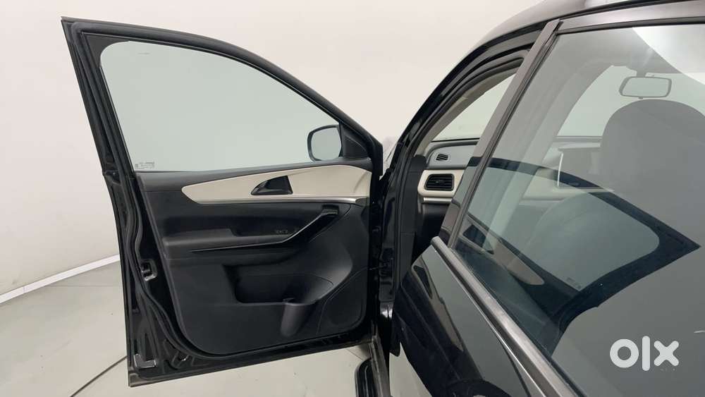 Mahindra Xuv700 2.0 Ax 5 Petrol Mt 7 Str, 2025, Petrol