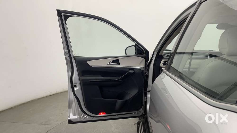 Mahindra Xuv700 2.0 Ax 7 Petrol At Luxury Pack Str, 2022, Petrol