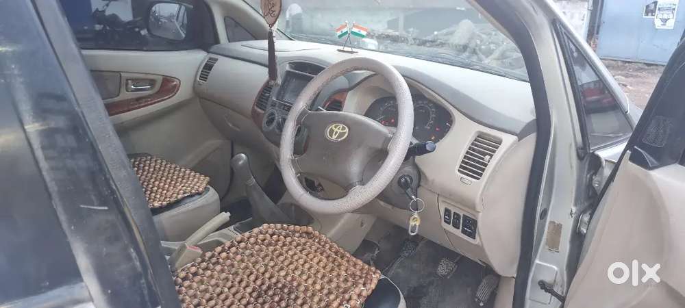Toyota Innova V 8 Sitter