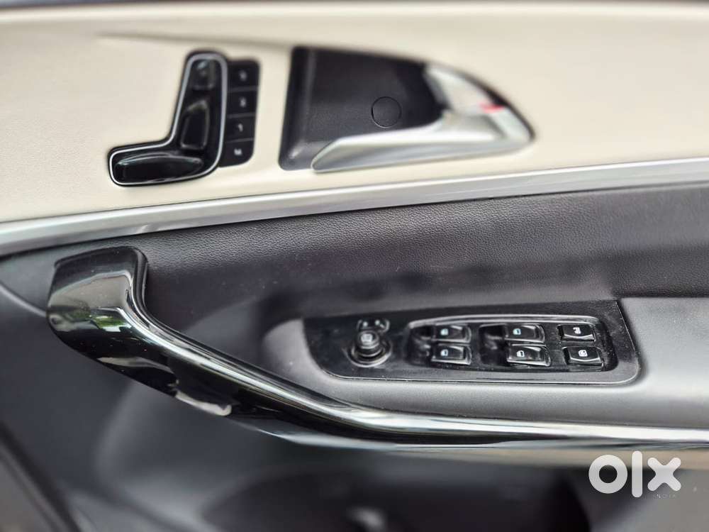 Mahindra Xuv700 2.0 Ax 7 Petrol At Luxury Pack Str, 2025, Petrol