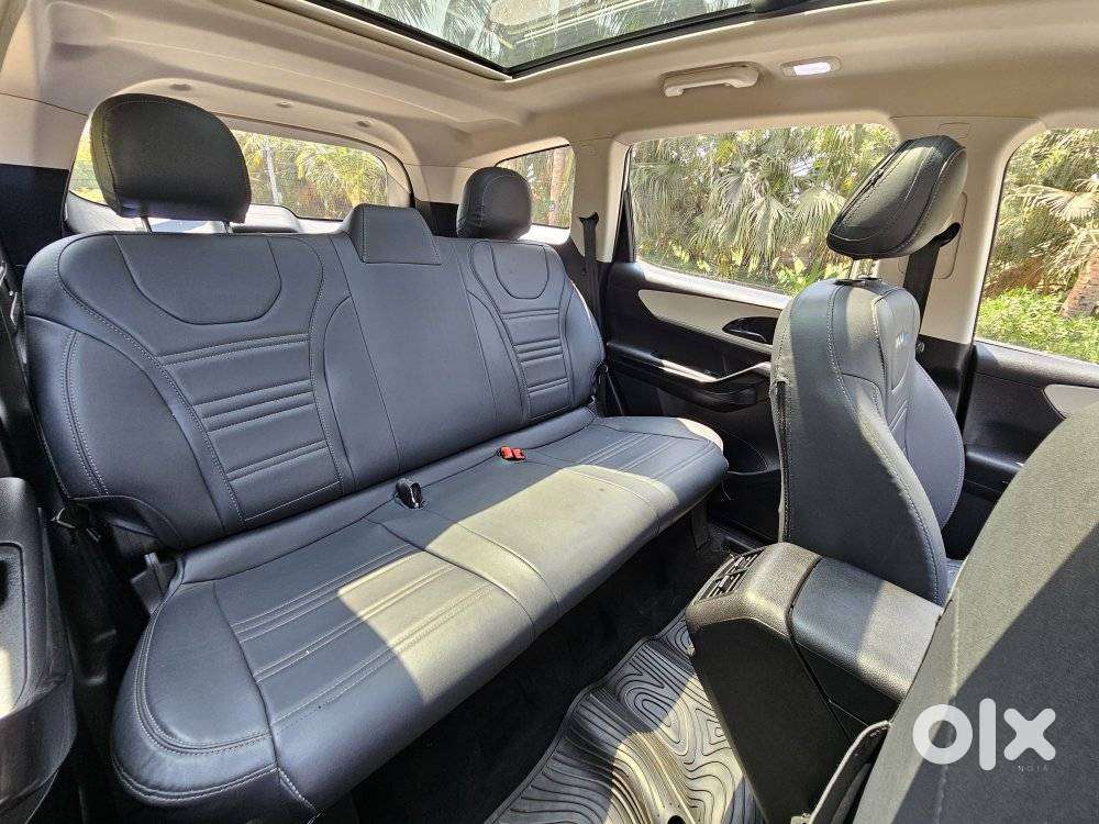 Mahindra Xuv700 2.0 Ax 5 Petrol At Str, 2022, Petrol