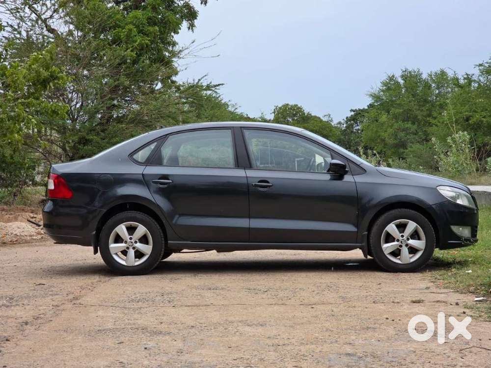 Skoda Rapid [ ] 1.6 Style Plus Mpi At, 2016, Petrol