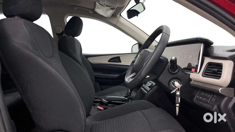 Mahindra Xuv700 2.2 Ax 5 Diesel At Str, 2022, Diesel