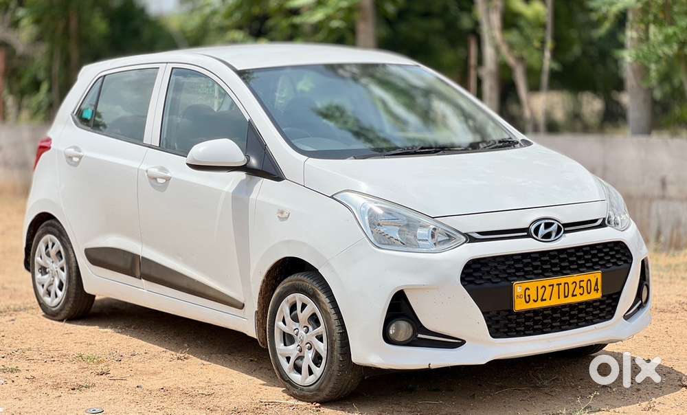 Hyundai Grand I10 2017 Taxi Passing Car