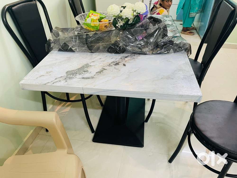 Only 10 days used newly 4 chair and dinnig table 2.5*4