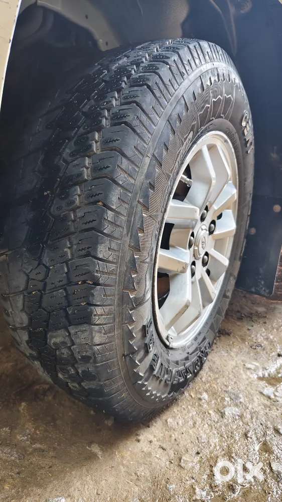 Mahidra Tuv 300 T8 Badhiya Condition Me Charo Tyre Naye