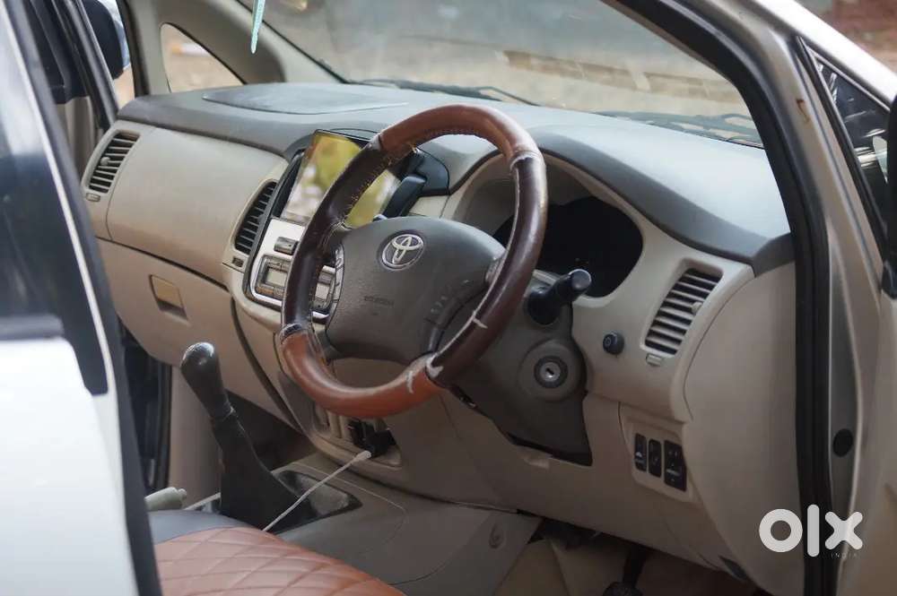 Toyota Innova 2.5v 8 Seater Diesel Engine Top Model For Sale