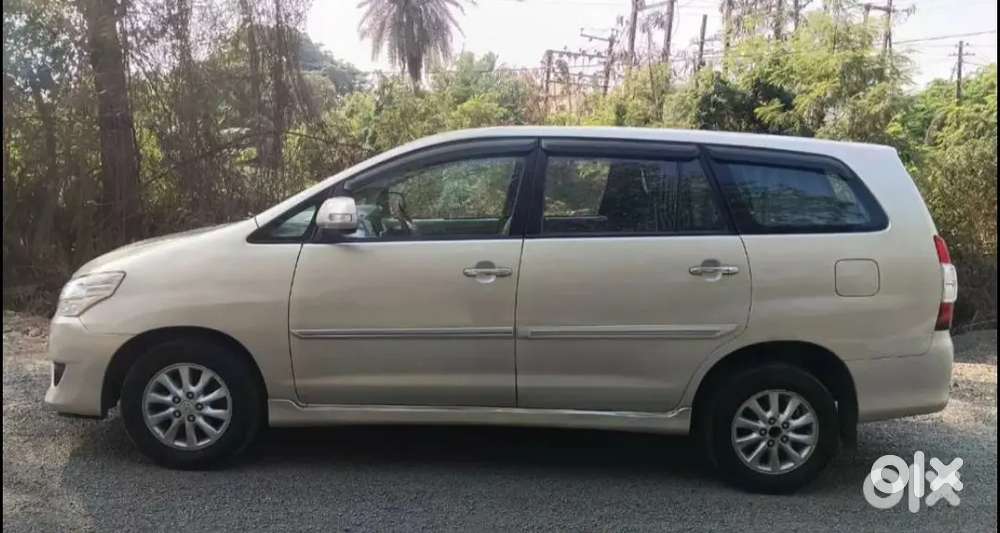 Toyota Innova 2.5 V 8 Seater