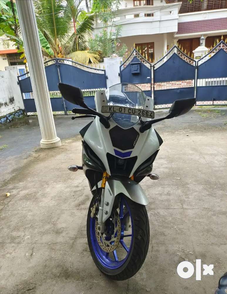 Yamaha R15 V4 Series Stylish silver and black color scheme 155cc ...