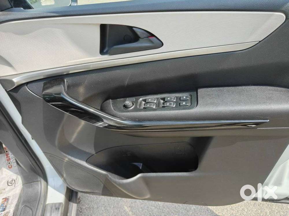 Mahindra Xuv700 2.0 Ax 5 Petrol Mt Str, 2023, Petrol