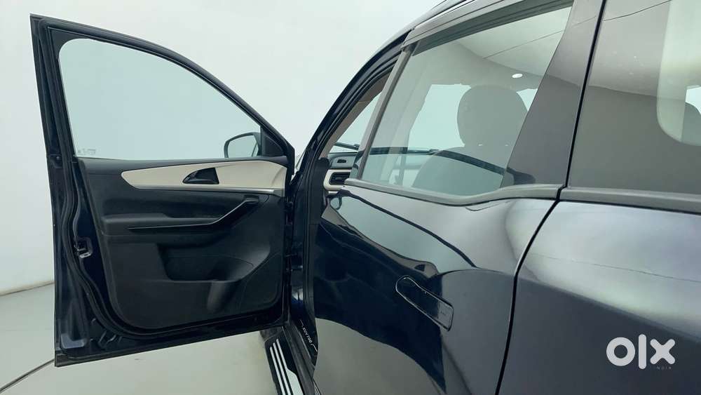 Mahindra Xuv700 2.0 Ax 5 Petrol At Str, 2022, Petrol