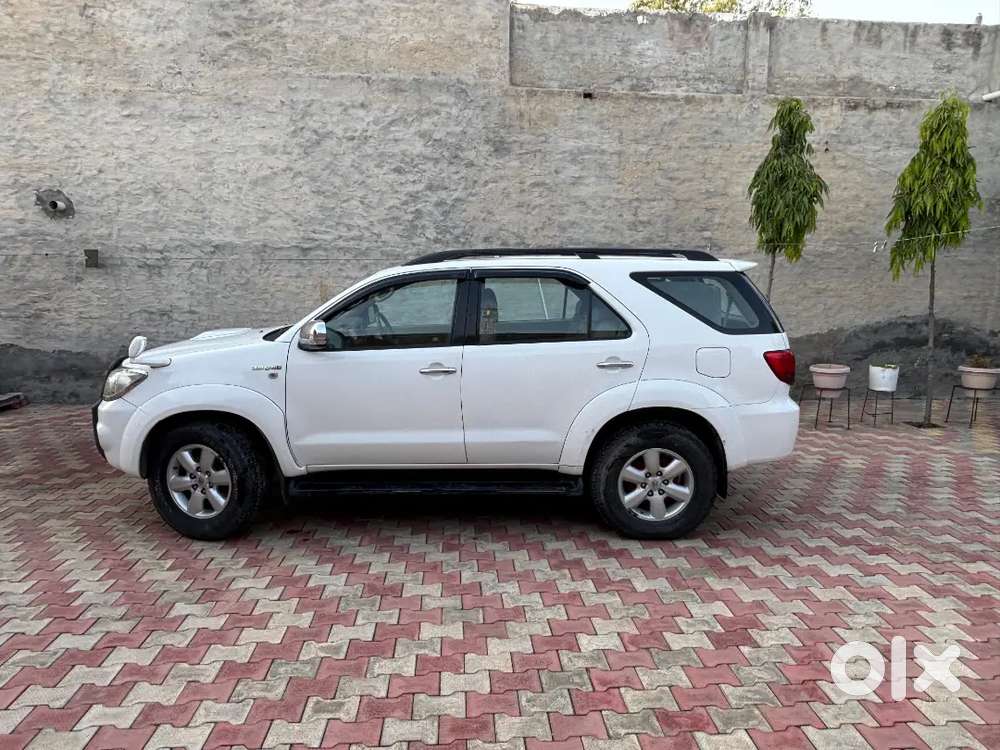 Toyota Fortuner Legender 2009 Diesel 100000 Km Driven