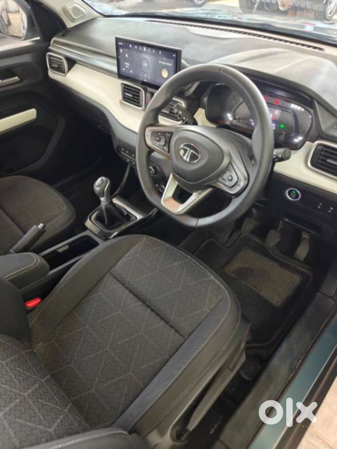 Tata Punch 1.2 Revotron Creative Dual Tone, 2025, Petrol