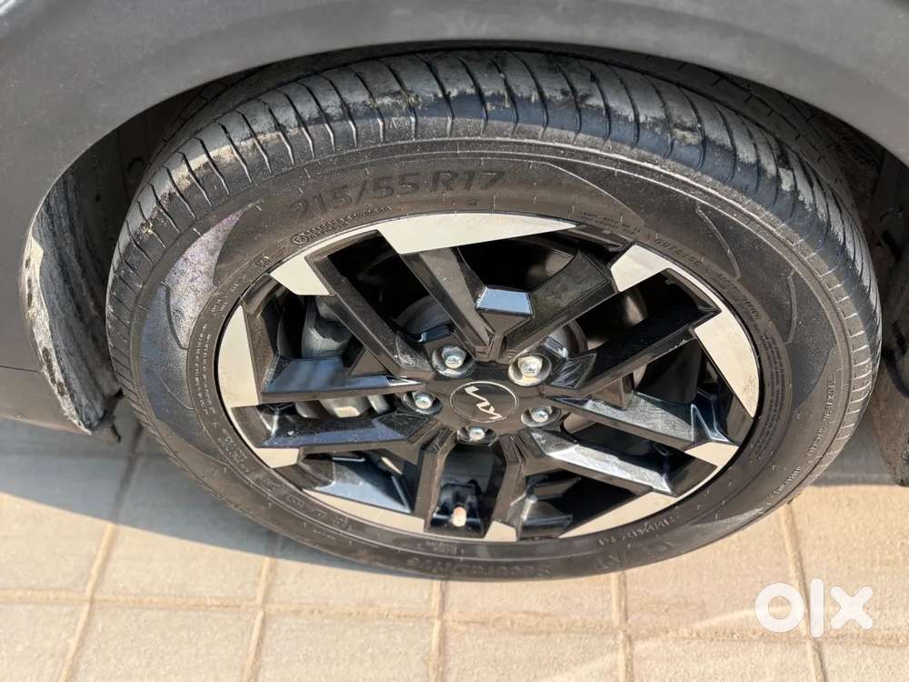 Kia Carens Clavis, 2025, Petrol