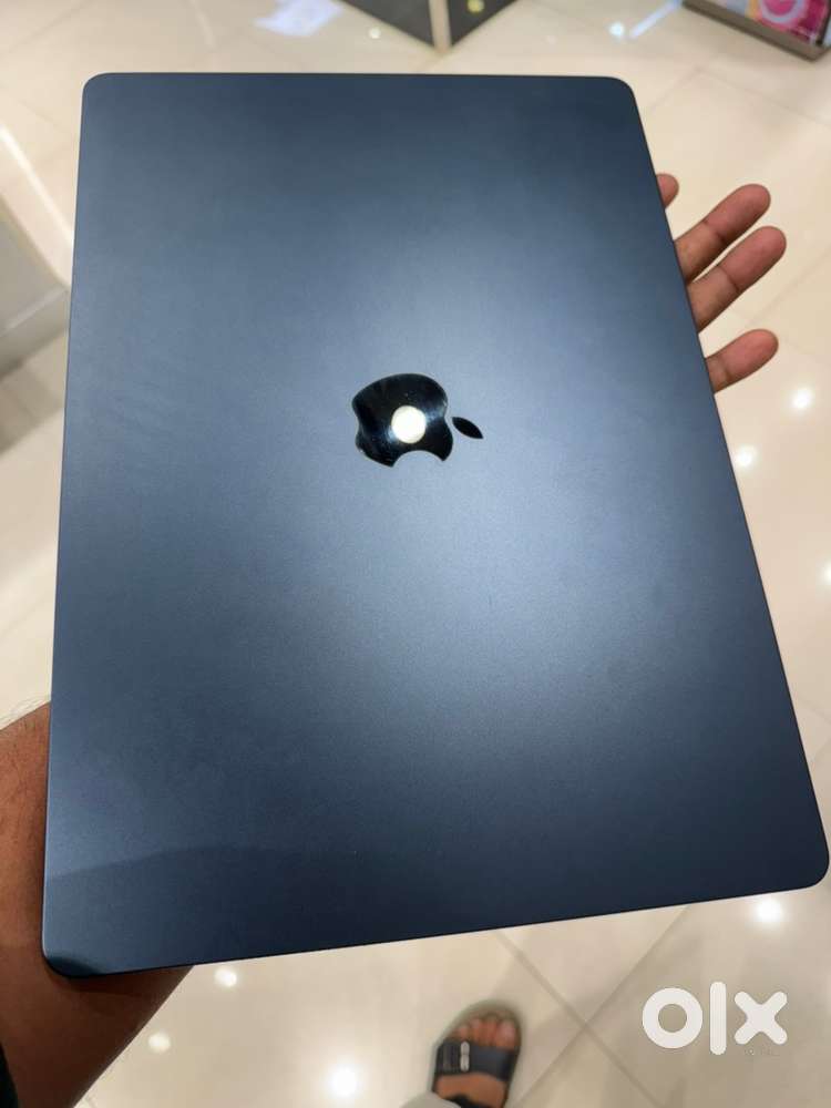 Macbook air m3 15 inch 8gb 256 cycle counts only 18
