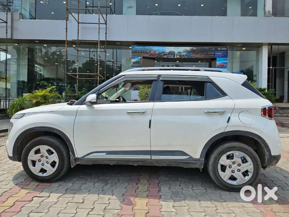 Hyundai Venue Showroom Condition Car Petrol 41000 Km Driven